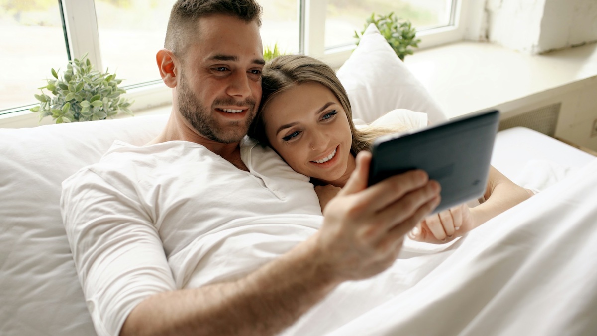 Coppia durante una consulenza sessuale di coppia online in videochiamata da casa