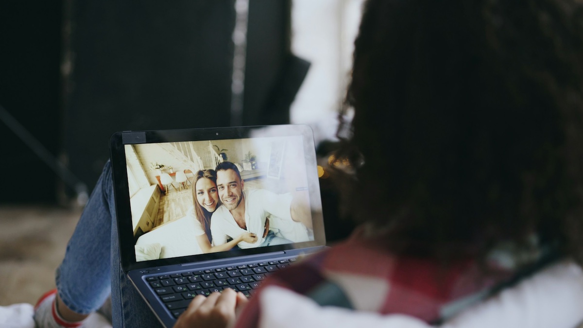 Coppia durante una consulenza sessuale online da casa