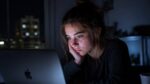 Donna che interagisce con uno schermo in un contesto di intimità digitale