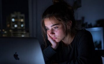 Donna che interagisce con uno schermo in un contesto di intimità digitale