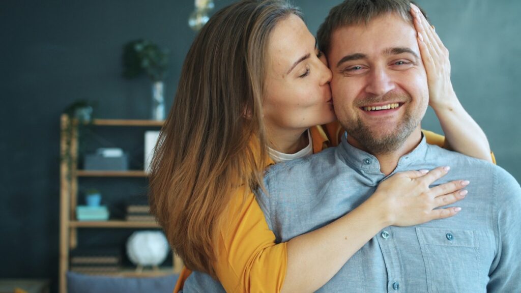 Coppia che si tiene la mano come simbolo di ritrovata intimità e dialogo