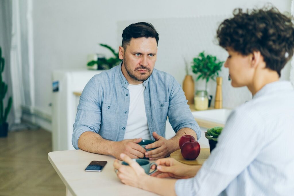 Alt text: Coppia in silenzio a tavola come rappresentazione dei segnali di crisi nell’intimità di coppia