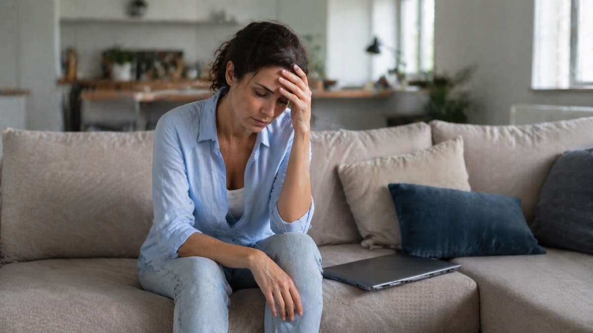 donna affaticata sul divano rappresenta stress e calo del desiderio femminile