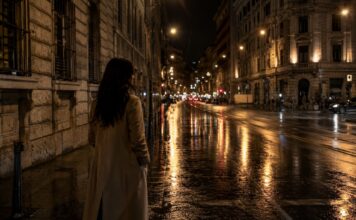 Donna sola in strada di notte in un contesto urbano, immagine simbolica della vulnerabilità e della sicurezza delle sex worker