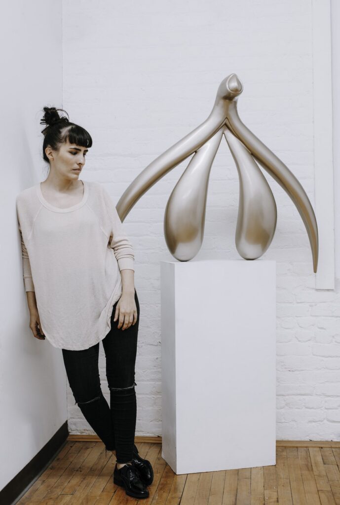 Sophia Wallace accanto alla scultura anatomica del clitoride Adamas nel suo studio di Brooklyn