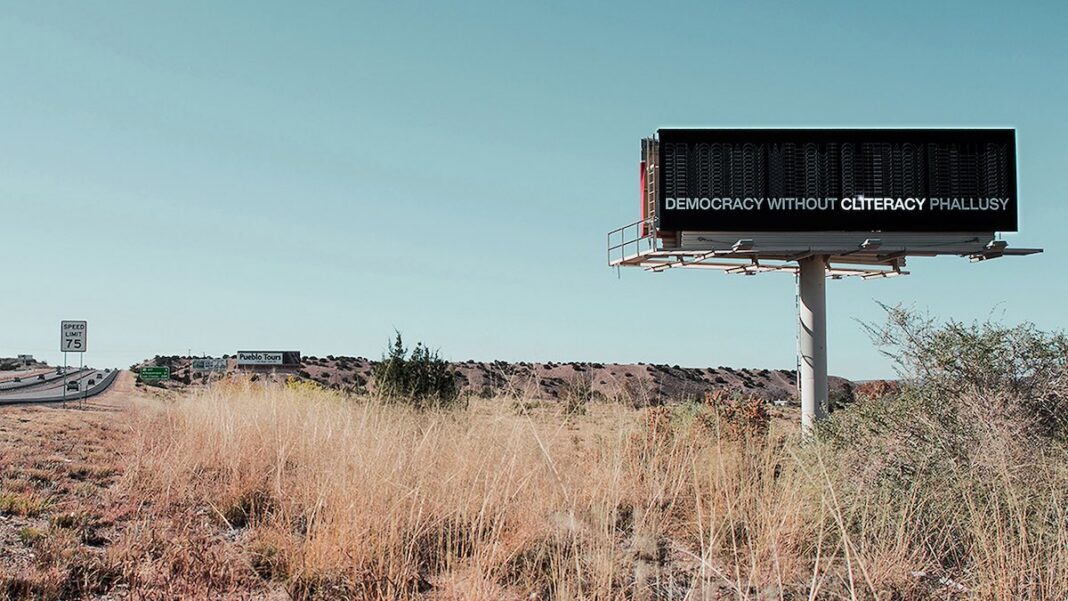 Billboard di Sophia Wallace con la scritta Democracy Without Cliteracy Phallusy