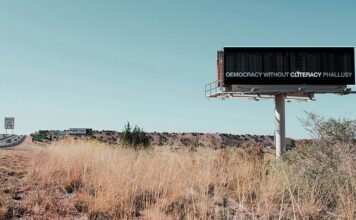 Billboard di Sophia Wallace con la scritta Democracy Without Cliteracy Phallusy