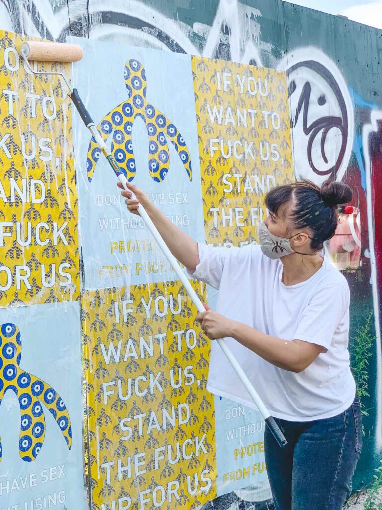 Sophia Wallace affigge manifesti del progetto Until She Is Free nel 2020