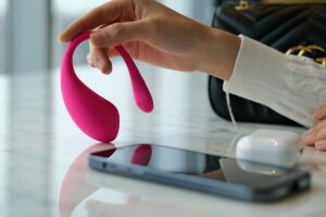 Vibratore a controllo remoto vicino a uno smartphone