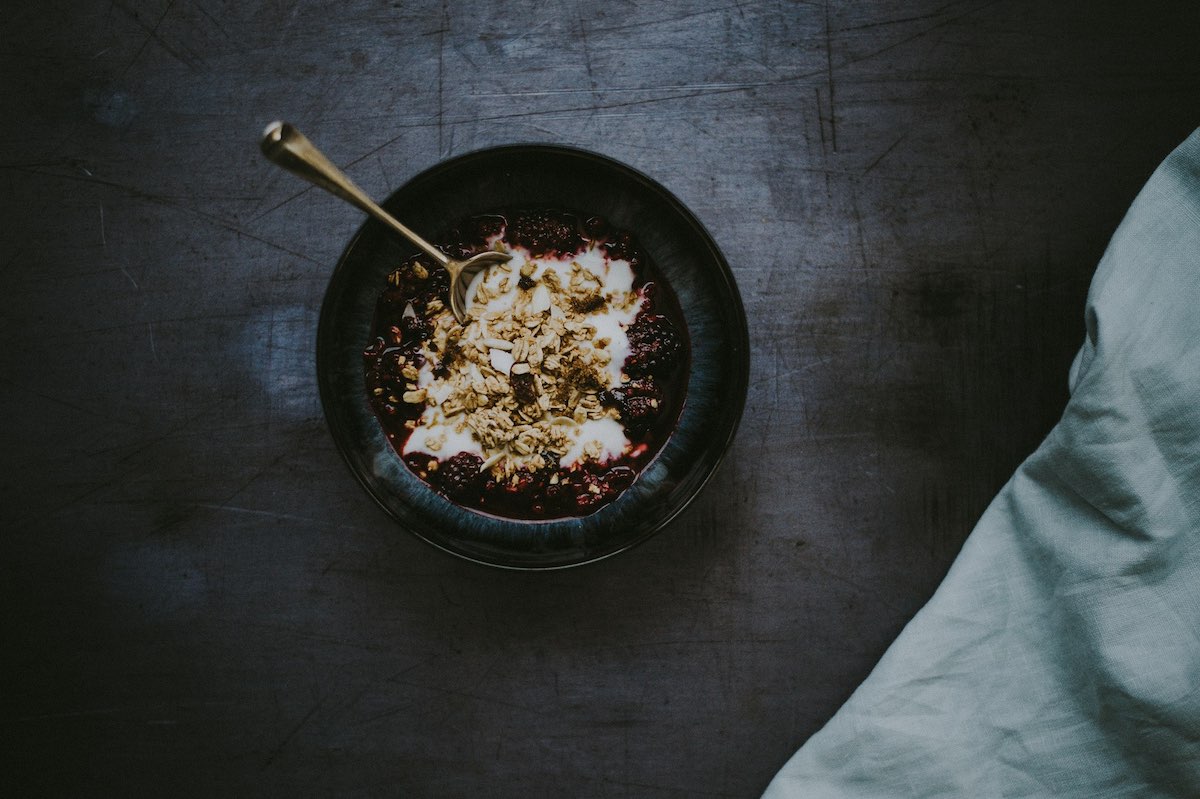 Ciotola con yogurt, granola e frutti di bosco