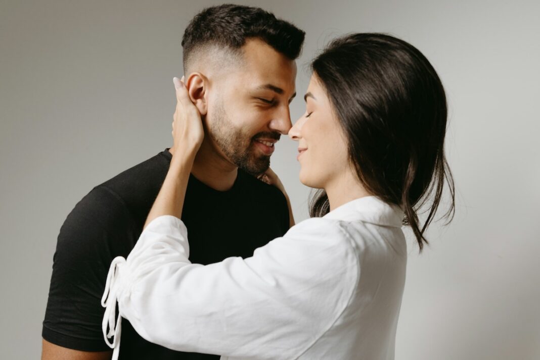 Coppia che ride e si abbraccia in un momento di complicità