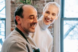 Coppia adulta che conversa sorridendo in un ambiente domestico