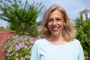 Donna matura sorridente all'aperto, in un momento di tranquillità