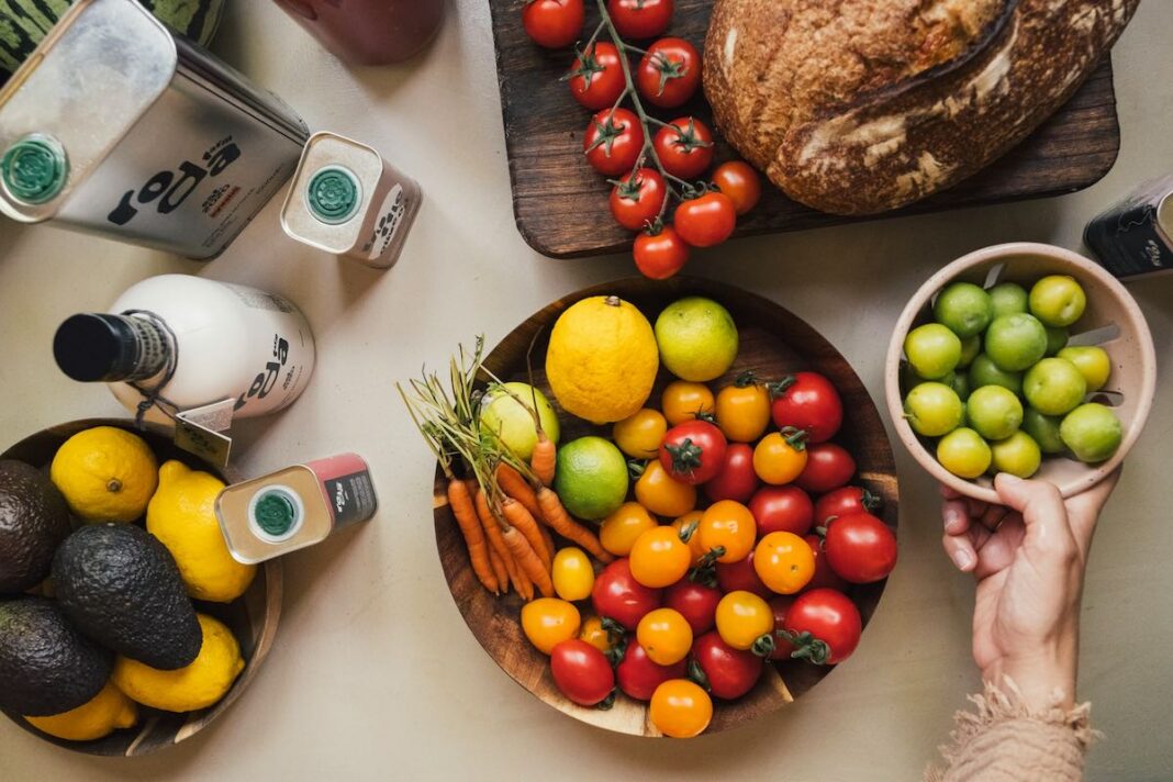 Frutta, verdura, pane e olio d'oliva disposti su una tavola