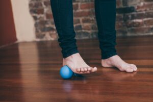Persona in piedi su un pavimento di legno