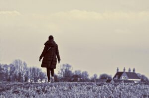 Donna adulta che cammina lungo un sentiero alberato in un parco