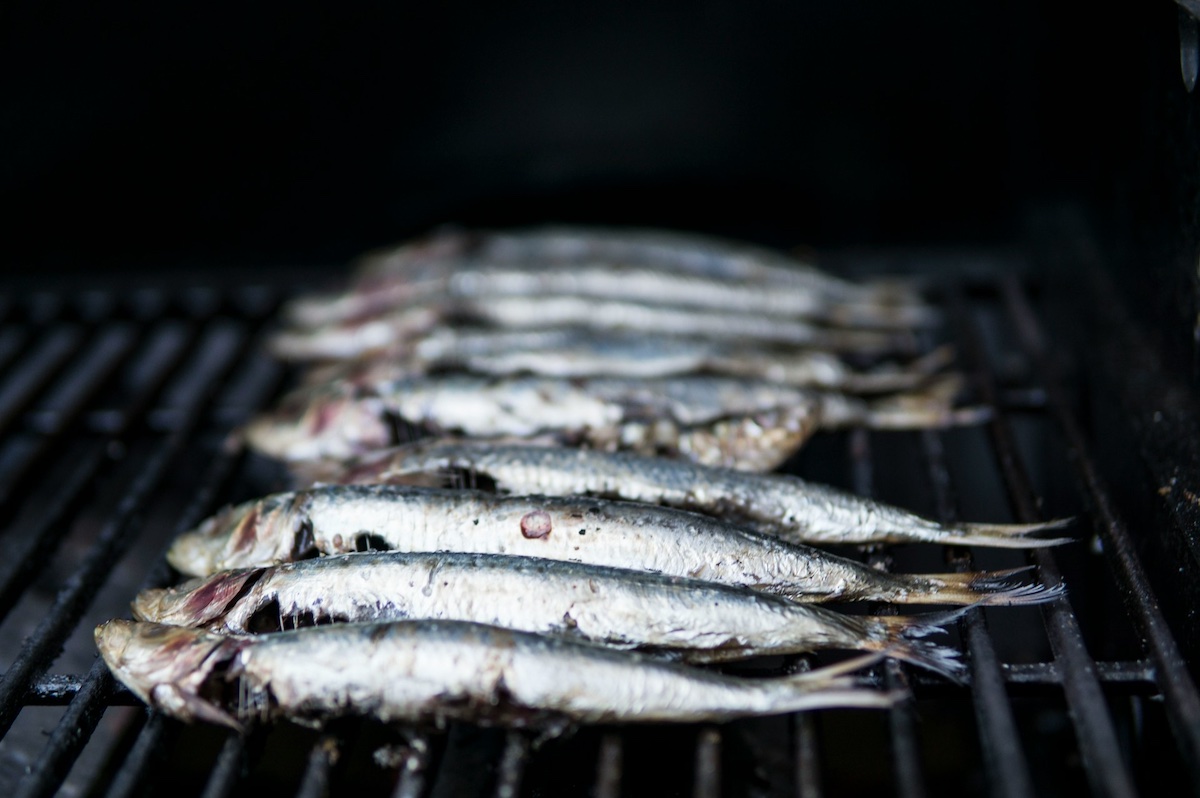 Sardine intere in cottura su una griglia