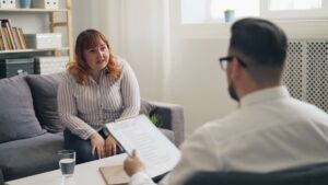 Medico che parla con una paziente durante una consultazione